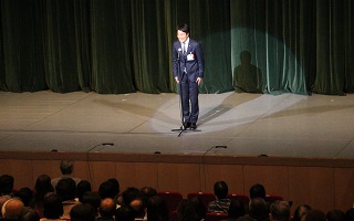 ミュージカルの上演前に挨拶する市長